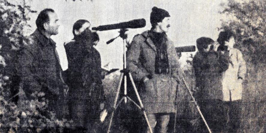 Photo ancienne en noir et blanc qui montre des personnes en train de regarder les oiseaux avec des jumelles et des longues-vues